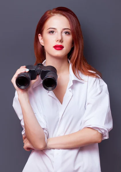 Zakenvrouw in wit overhemd met verrekijker — Stockfoto