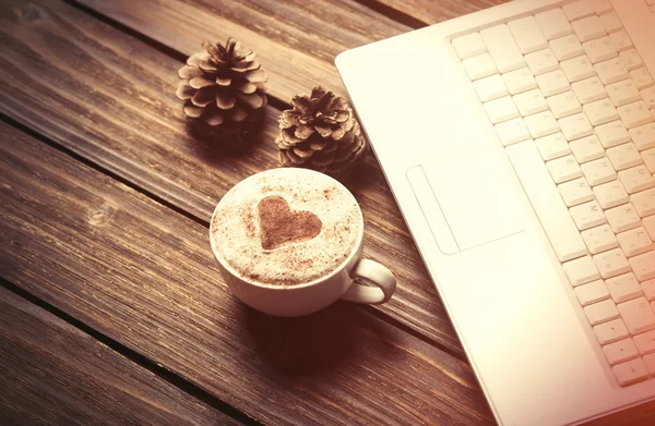 Fincan kahveyle ve dizüstü bilgisayar