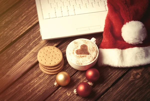 Białe laptopa i kapelusz Santas — Zdjęcie stockowe