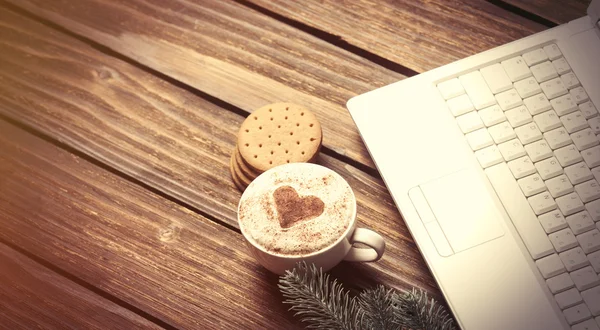 Kalp şeklinde bir fincan kahve.