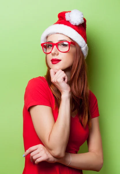 Портрет улыбающейся женщины в рождественской шляпе — стоковое фото