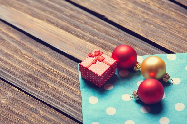 Burbujas de Navidad y caja de regalo —  Fotos de Stock