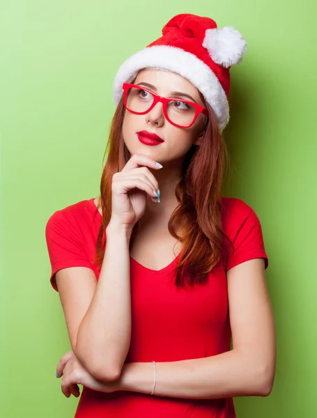 Donna sorpresa nel cappello di Natale — Foto Stock