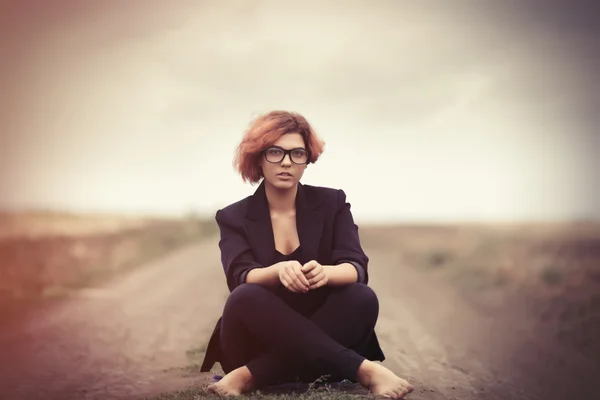 Style jeune femme à la campagne — Photo