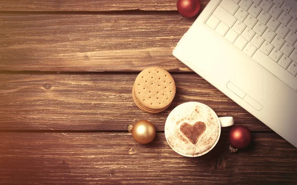 Kalp şeklinde bir fincan kahve.