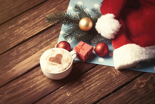 Coupe et boîte cadeau avec bulles de Noël — Photo