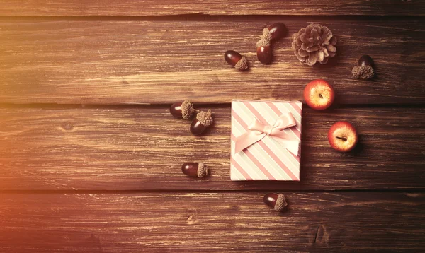 Confezione regalo e pigne con mele — Foto Stock