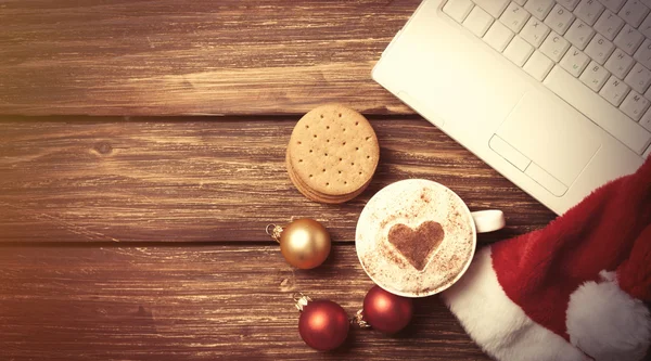 Beyaz dizüstü bilgisayar ve Noel babalar şapka