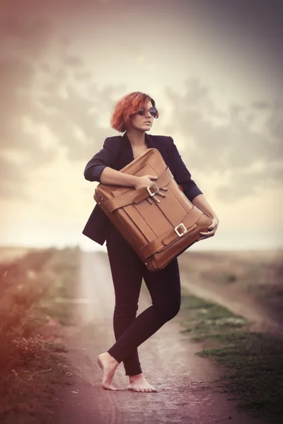 Style jeune femme avec valise — Photo