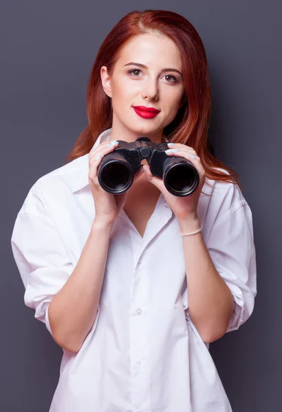 Zakenvrouw in wit overhemd met verrekijker — Stockfoto