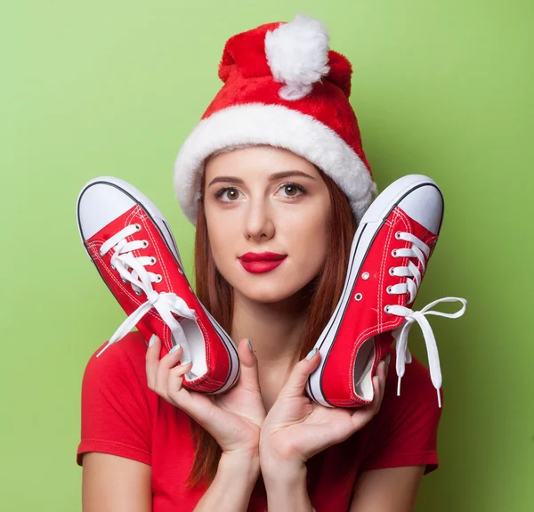 Donna in cappello di Natale con le gomme rosse — Foto Stock