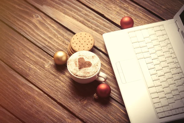 Fincan kahve ve dizüstü bilgisayar