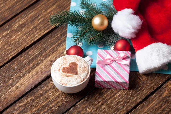 Cup and gift box with christmas bubbles — Stock Photo, Image