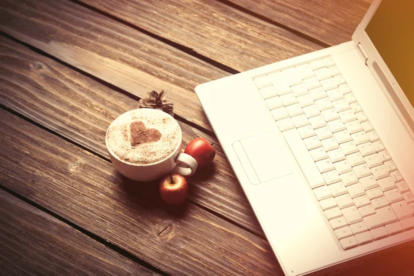 Fincan kahve ve dizüstü bilgisayar — Stok fotoğraf