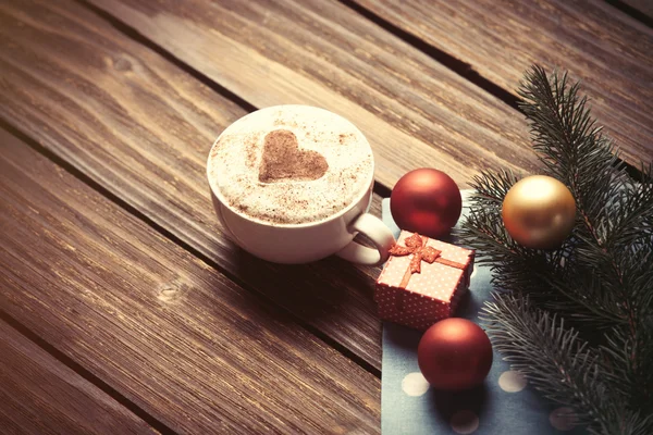 Coppa e confezione regalo con bolle di Natale — Foto Stock