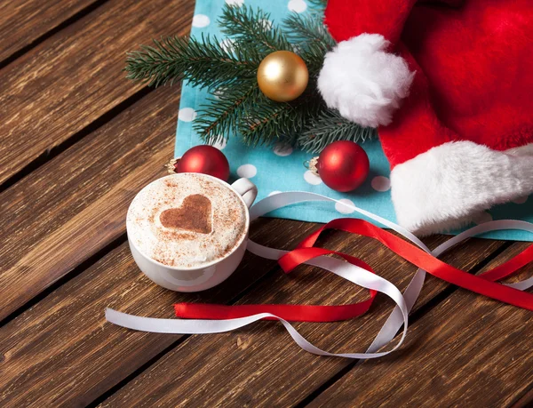 Bolle di Natale e cappello di Babbo Natale — Foto Stock