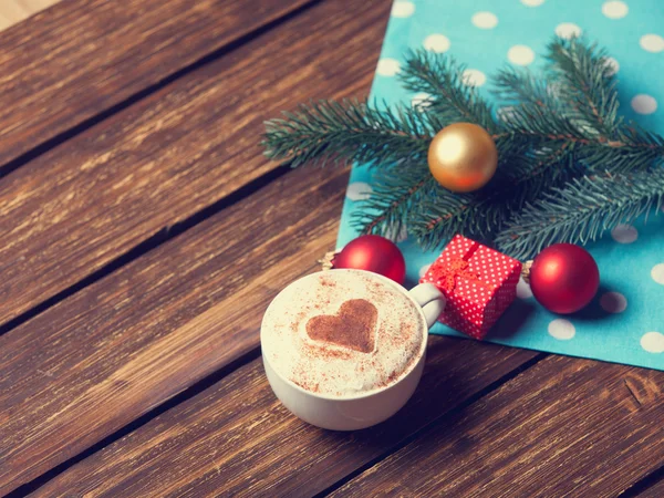 Tasse und Geschenkbox mit Weihnachtsblasen — Stockfoto