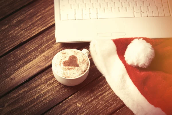 Witte laptopcomputer en Santas hoed — Stockfoto