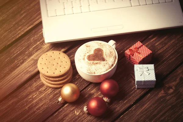 Kalp şeklinde bir fincan kahve.