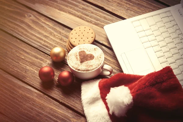 White laptop computer and Santas hat — Stock Photo, Image