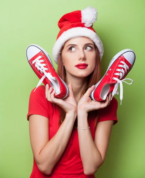 Donna in cappello di Natale con le gomme rosse — Foto Stock