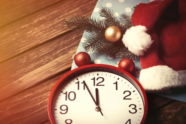 Huge clock and Santas hat with bubbles — Stock Photo, Image