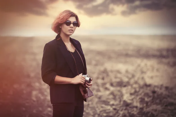 De jonge vrouw stijl met camera — Stockfoto