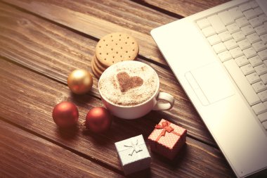 Kalp şeklinde bir fincan kahve.