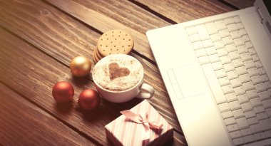 Kalp şeklinde bir fincan kahve.