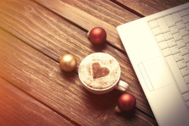 Fincan kahve ve dizüstü bilgisayar