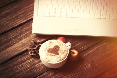 Fincan kahve ve dizüstü bilgisayar