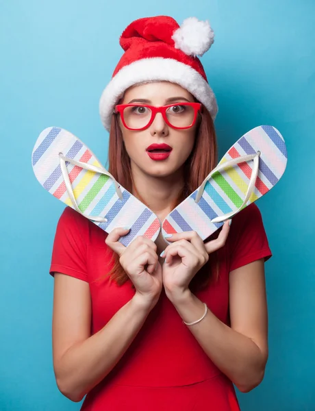 Mujer en sombrero de Navidad con chanclas — Foto de Stock