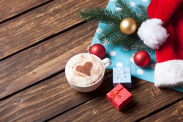 圣诞泡沫杯和礼品包装盒 — 图库照片