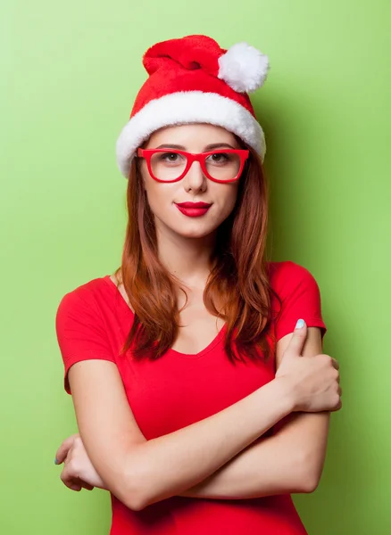 Retrato de una mujer sonriente con sombrero de Navidad —  Fotos de Stock