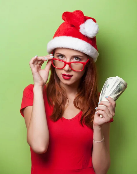 Kobieta w kapeluszu Boże Narodzenie z pieniędzy — Zdjęcie stockowe