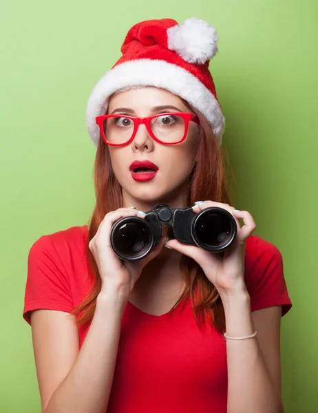 Mujer en sombrero de Navidad con binocular — Foto de Stock