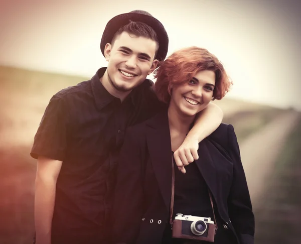 Estilo jovem casal no campo — Fotografia de Stock