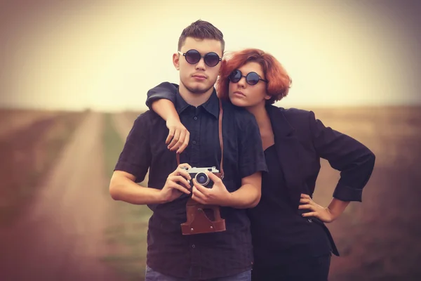 Estilo jovem casal no campo — Fotografia de Stock