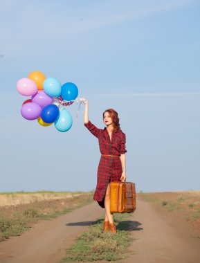 Kız çok renkli balonlar ile