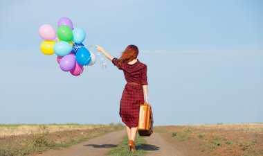 Kız çok renkli balonlar ile