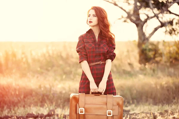 Belle fille en robe à carreaux — Photo