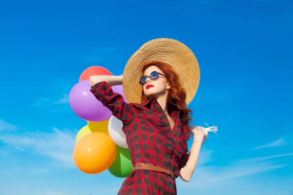 Flicka med mångfärgade ballonger — Stockfoto