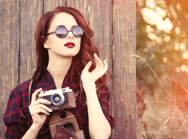 Flicka med retro kamera — Stockfoto