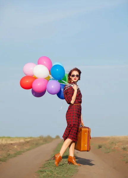 Flicka med mångfärgade ballonger — Stockfoto