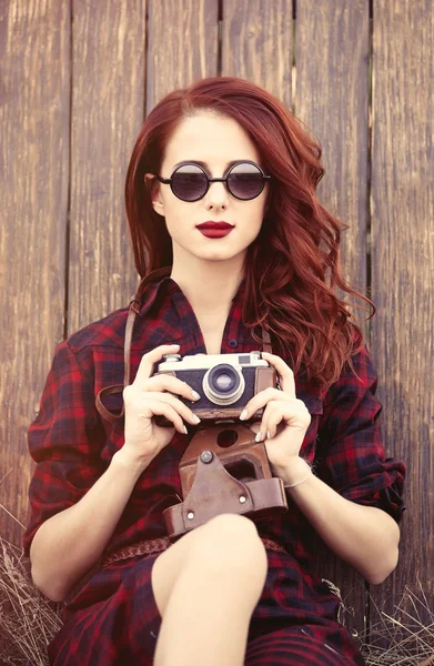 Meisje met retro camera — Stockfoto