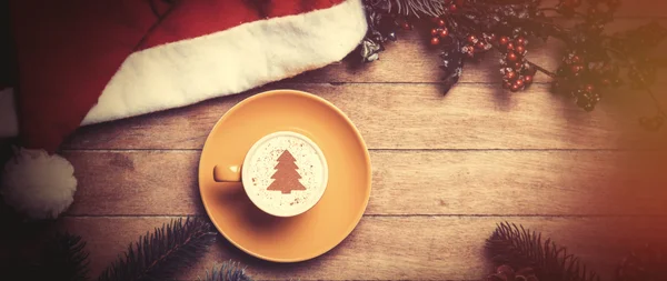 Cappuccino met kerst hoed — Stockfoto