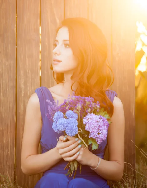 Bruid in blauwe jurk — Stockfoto