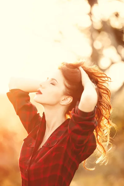 Mooi meisje in geruite jurk — Stockfoto