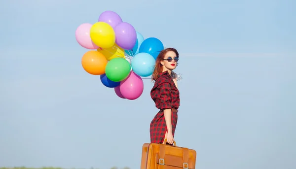 Flicka med mångfärgade ballonger — Stockfoto