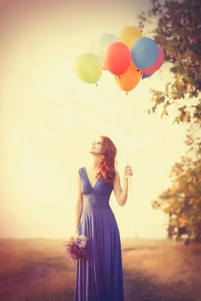 Dívka v modrých šatech s balónky — Stock fotografie